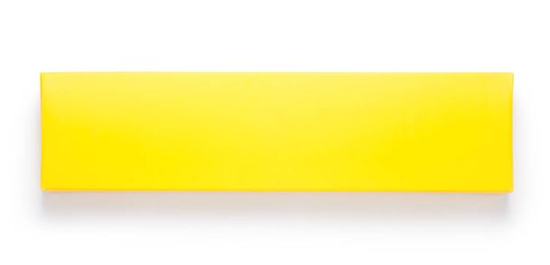 Желтая бумажная коробка изолирована на белом фоне. Вид сверху. - Фото, изображение
