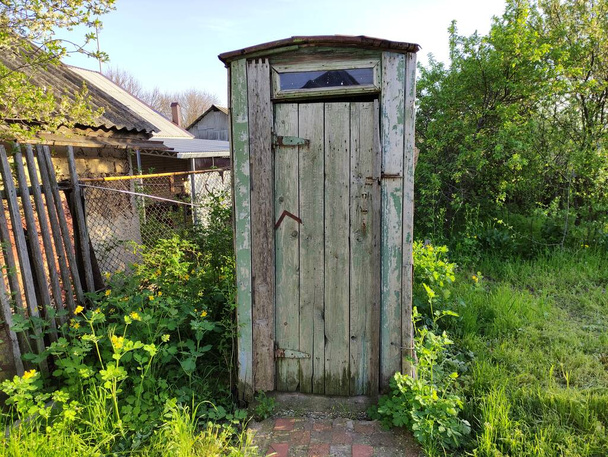 Vanha maalaismainen puinen wc maaseudulla kesällä - Valokuva, kuva