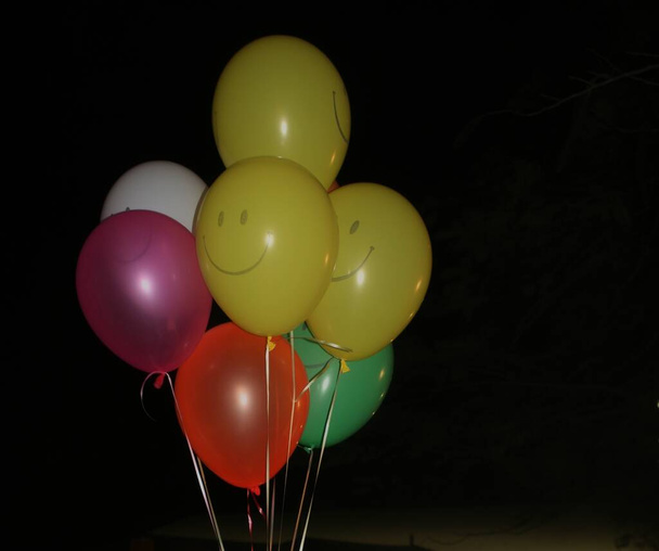 Gros plan de ballons colorés, fond sombre  - Photo, image