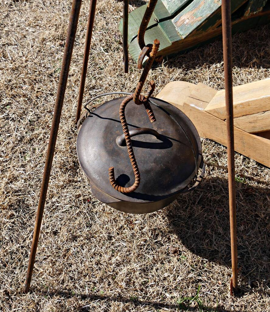 Ancienne casserole suspendue avec des bobines de poteaux en acier - Photo, image