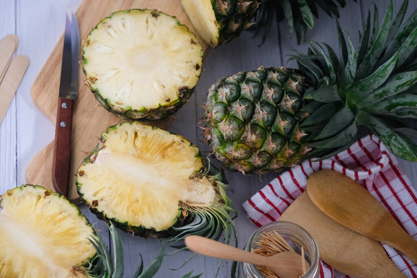 Čerstvé ananas z farmy, pochází z trhu, umístěn v kuchyni. - Fotografie, Obrázek