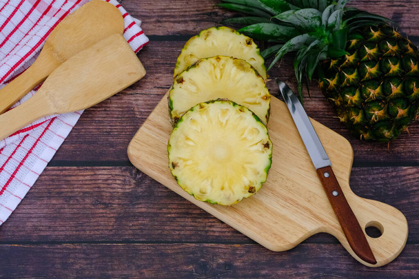 Свежие ананасы с фермы, приходят с рынка, размещены на кухне. - Фото, изображение