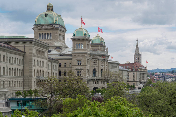 Το Ομοσπονδιακό Παλάτι Bundeshaus, το κτίριο του κοινοβουλίου της Ελβετίας στη Βέρνη - Φωτογραφία, εικόνα