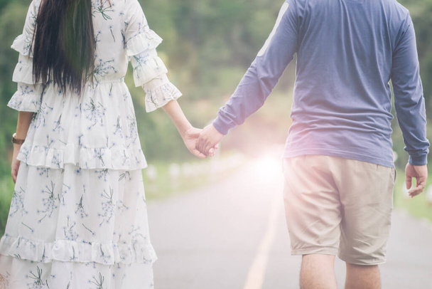 Valentýnské páry kráčet ruku v ruce podél uličky vidět krásnou scenérii na ráno Valentýna a slíbit, že se postarají o sebe navždy. Myšlenka říct lásku na Valentýna - Fotografie, Obrázek