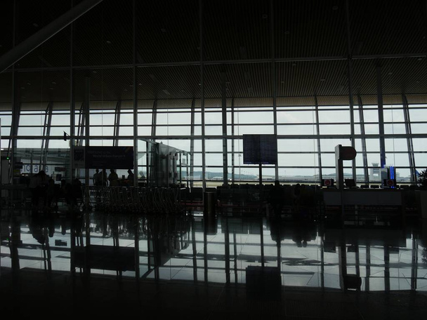 Pekin Uluslararası Havaalanı 'nın ön kalkış bölgesinde öğleden sonra siluetleri.. - Fotoğraf, Görsel