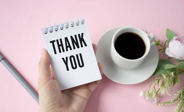 Business woman showing a post-it to thank you - Photo, image