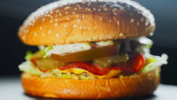 Rustikaler handgemachter Hamburger auf dem Holztisch. - Foto, Bild