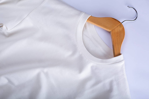 Camiseta de mujer colgando por separado en un temblor - Foto, imagen