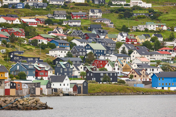 Schilderachtig kleurrijk dorpje Vestmanna op de Feroe eilanden. Atlantische Oceaan  - Foto, afbeelding