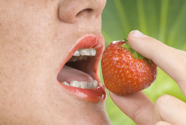 červená otevřená ústa, jíst jahody ovoce - Fotografie, Obrázek