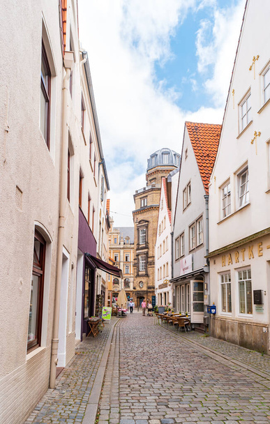 Bremen, Alemania- 28 de junio de 2019: Calle estrecha con cafeterías del casco antiguo en el histórico barrio de Schnoor. - Foto, Imagen