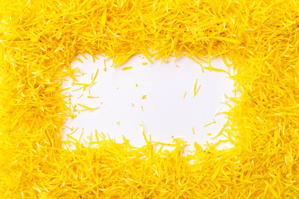 marco de pétalos de diente de león amarillo brillante sobre un fondo blanco  - Foto, imagen