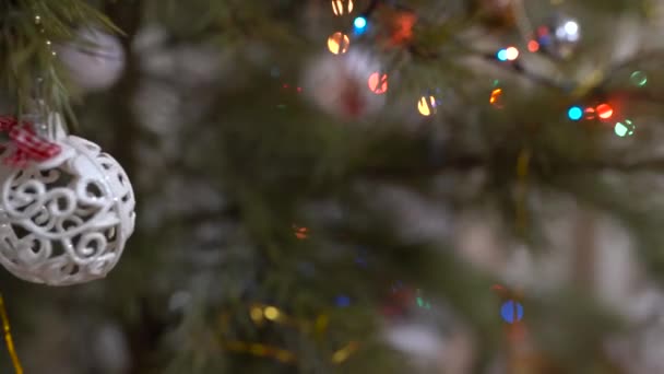 Geceleri bir Noel ağacı ışıklarını kapat. Süslü yeni yıl ağacı. Yılbaşı ve Noel 'de köknar ağacında Noel topları - Video, Çekim