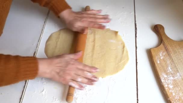 Las manos de la mujer amasan la masa sobre la mesa blanca - Metraje, vídeo