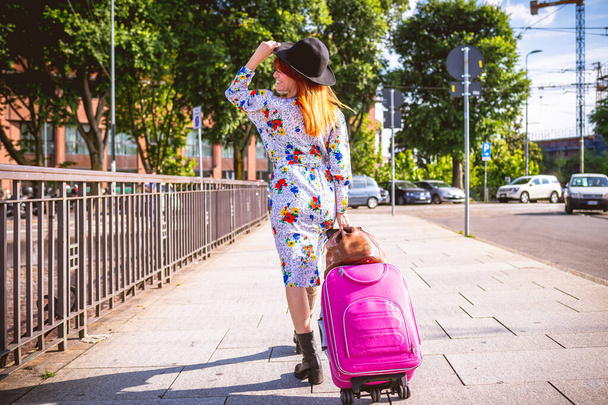 Πίσω όψη της ενήλικης γυναίκας εξωτερική μεταφορά αποσκευών  - Φωτογραφία, εικόνα