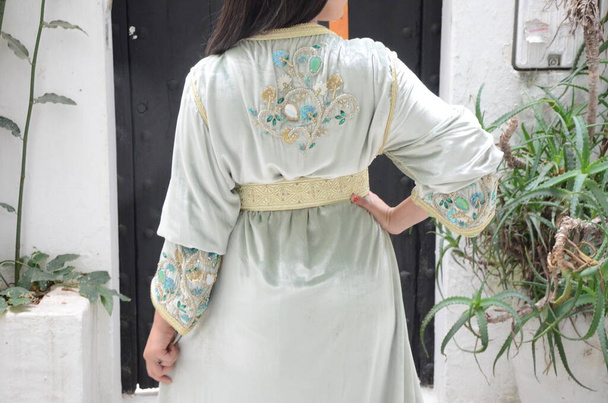 Marokańska modelka nosi marokański kaftan. Caftan to długi, płynny rodzaj sukienki, która jest często noszona w Maroku.. - Zdjęcie, obraz