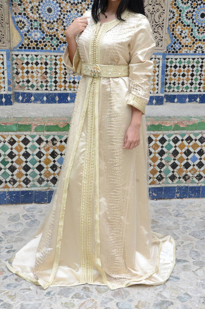 Марокканская модель носит марокканский кафтан. Кафтан это длинное платье, похожее на халат, которое часто носят в Марокко.. - Фото, изображение