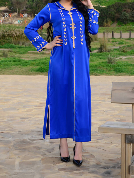 Imagen elegante de una joven atractiva en un vestido marroquí - Foto, Imagen
