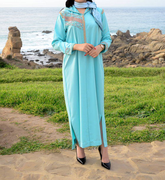 Imagen elegante de una joven atractiva en un vestido marroquí - Foto, imagen