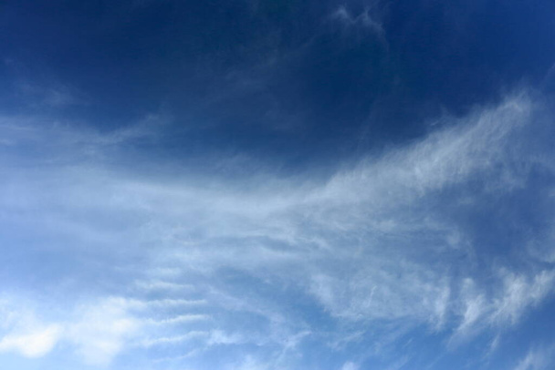 Λευκά σύννεφα ενάντια στην ομορφιά του γαλάζιου ουρανού φτιαγμένα από τη φύση - Φωτογραφία, εικόνα