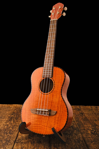 Гавайская гитара Укулеле на деревянной спинке крупным планом - Фото, изображение
