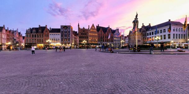 Dzwonnica i Grote markt Square w Brugii, Belgia o zmierzchu - Zdjęcie, obraz