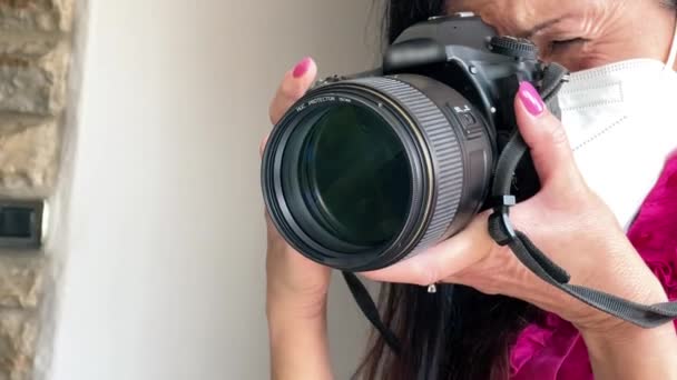 Γυναίκα φωτογράφος λήψη εικόνων του σπιτιού εσωτερική λεπτομέρεια με μακρύ φακό - Πλάνα, βίντεο