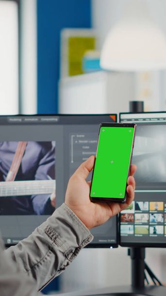 Video-editor praten op video gesprek met smartphone met groen scherm - Foto, afbeelding