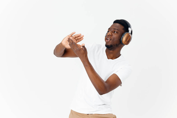 emotionaalinen mies kuulokkeet musiikki tanssi viihde valo tausta - Valokuva, kuva