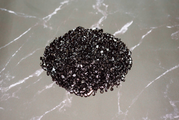 Metale ziem rzadkich, takie jak kryształy germanu, są wykorzystywane w przemyśle technologicznym.. - Zdjęcie, obraz