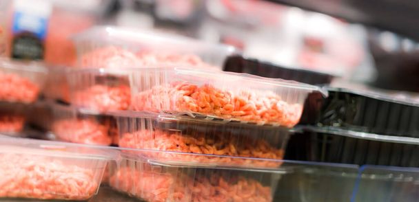Fleischerzeugnisse, die im Kühlschrank eines Supermarktes zum Verkauf angeboten werden - Foto, Bild