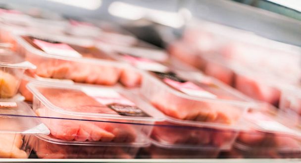 Produtos à base de carne colocados à venda num frigorífico comercial de supermercado - Foto, Imagem