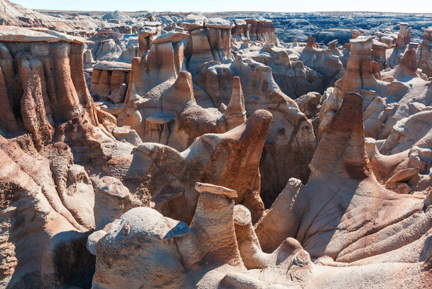 Neobvyklá pouštní krajina v pustinách Bisti, divočina De-na-zin, Nové Mexiko, USA - Fotografie, Obrázek