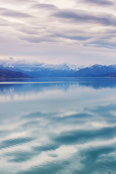 Úžasná přírodní krajina na Novém Zélandu. Horské jezero. - Fotografie, Obrázek