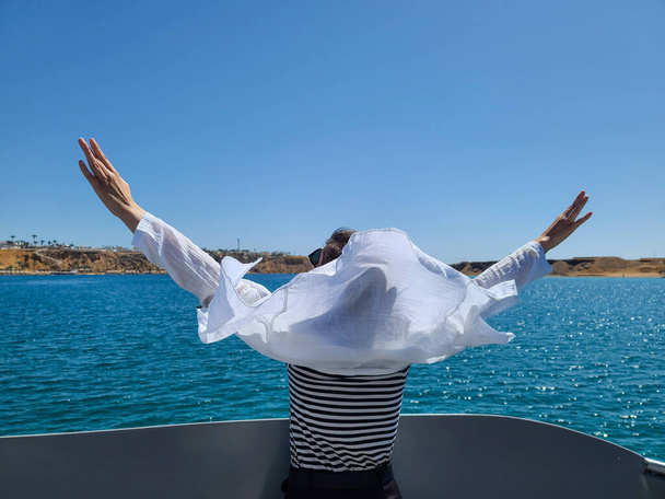 Meisje in een wit shirt op een boot in Sharm el-Sheikh. - Foto, afbeelding