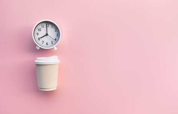 Drinken, verfrissing in de ochtend concepten met koffie kopje en klok (horloge) met blanco kopieerruimte.Zakenman en tijd - Foto, afbeelding