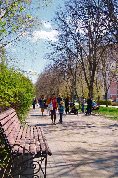 Jasny słoneczny dzień nad Ukrainą. Tarnopol to miasto, w którym mieszkasz. Na ulicach miasta słoneczny wiosenny dzień. Wiosenne zdjęcia.  - Zdjęcie, obraz