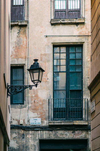 Narrow street with balcony and lamppost in the Gothic quarter of Barcelona, Spain - Photo, Image