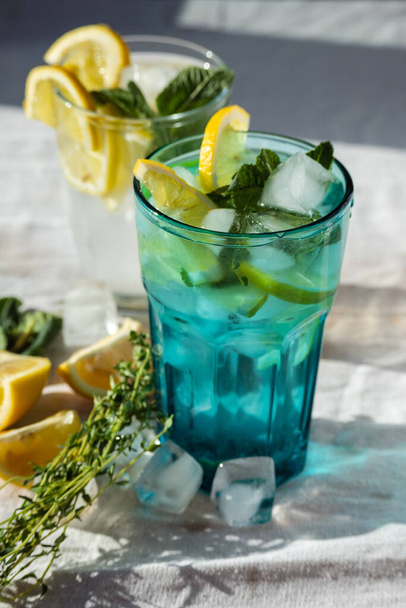 A refreshing drink. Lemonade with citrus slices and ice on a hot summer day. - 写真・画像