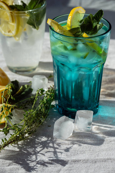 A refreshing drink. Lemonade with citrus slices and ice on a hot summer day. - Fotoğraf, Görsel