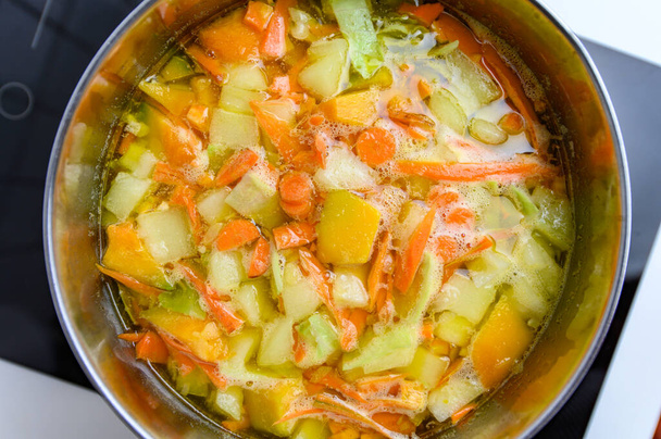 Vaření jasná zeleninová polévka na sporáku - Fotografie, Obrázek