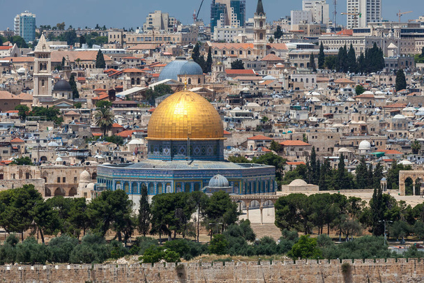 JERUSALEM, ISRAEL - CIRCA 2018年5月:エルサレムの街の素晴らしいパノラマ2018年5月頃エルサレム. - 写真・画像