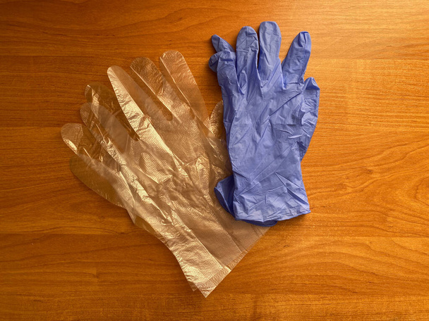 Синие латексные перчатки. Одноразовые пластиковые перчатки - это универсальная защита кожи от грязи, пыли и других вредных воздействий. Продукция приобрела широкую популярность в таких отраслях, как: промышленное производство, медицинские учреждения, торговые отделы, - Фото, изображение