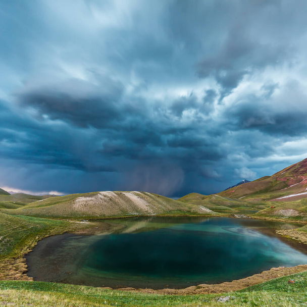 Belle vue sur le lac Tulpar Kul au Kirghizistan pendant la tempête - Photo, image