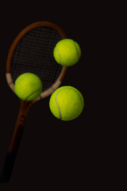 Trzy latające piłki tenisowe na czarnym tle z przestrzenią do kopiowania - Zdjęcie, obraz