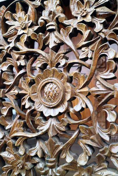 Una foto estética de las paredes de madera tallada - Foto, imagen
