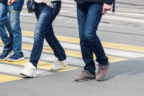 pedestres atravessam a rua em uma travessia de pedestres no dia de primavera - Foto, Imagem