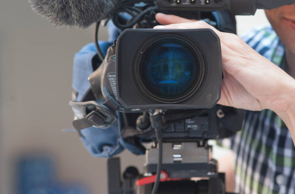 een professionele videocamera voor opname en uitzending in de mediawereld - Foto, afbeelding