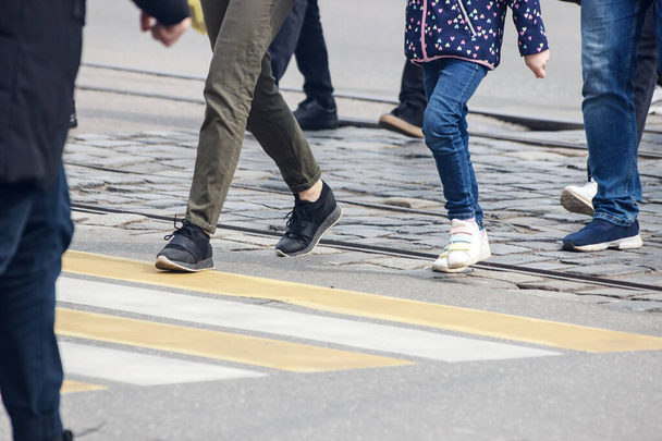 chodci přecházejí ulici na pěší křižovatce na jarní den - Fotografie, Obrázek