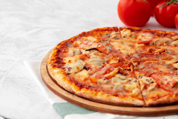 Freshly baked pizza on table close up - Foto, imagen